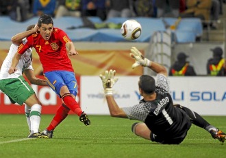 Villa marca el gol del triunfo ante Portugal en el Mundial