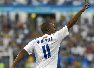 Sinama celebra un gol