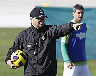 Pepe Mel, en un entrenamiento del Betis