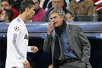 Cristiano Ronaldo recibe instrucciones de Mourinho durante un partido del Madrid