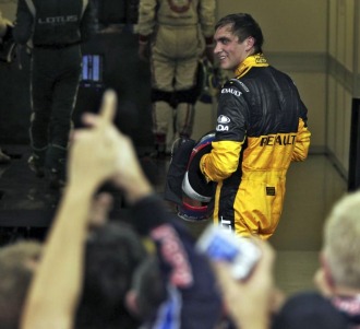Vitaly Petrov fue aclamado por los mecnicos de Red Bull tras acabar la carrera, cuando el ruso se diriga al pesaje oficial de la FIA