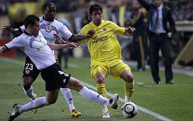 Capdevilla, ante David Navarro y Miguel, en un Villarreal-Valencia de la temporada pasada.