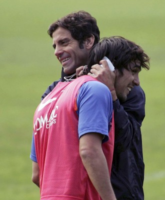 Quique Snchez Flores abraza a Vicente en su etapa como entrenador del Valencia.