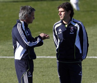 Mourinho habla con Karanka en un entrenamiento del Real Madrid.