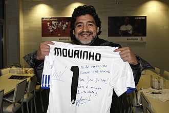 Maradona, con la camiseta firmada por Mourinho