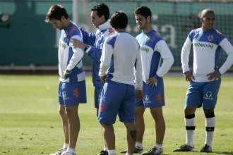 Emery da instrucciones durante un entrenamiento en Paterna.