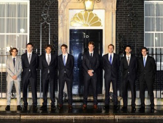 Los ocho aspirantes a 'maestros' posan en Downing Street.