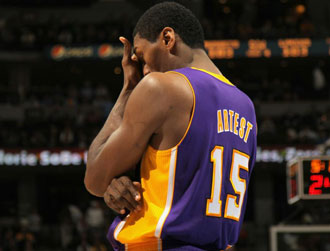 Ron Artest durante un partido de los Lakers