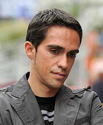 Alberto Contador con gesto de preocupacin