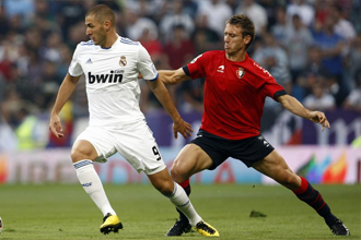 El osasunista Monreal disputa un baln a Karim Benzema
