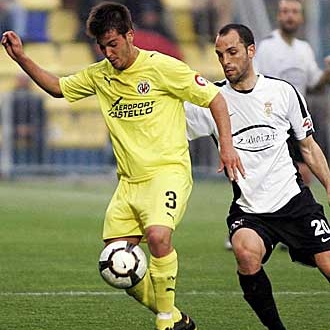 Joan Oriol durante un partido entre el Villarreal B y el Real Unin.