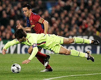 Juninho cae ante Xavi en el partido de vuelta de octavos de final de la Champions 2008-09.