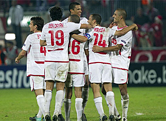 Los jugadores del Hapoel celebran uno de los goles.