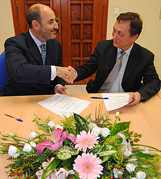 Jos Luis Moral 'Cano', presidente del VRAC, y Bernard Azas, director General de Lesaffre Ibrica, durante la firma del acuerdo