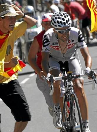 Carlos Sastre en plena accin durante una etapa de montaa del pasado Tour de Francia.
