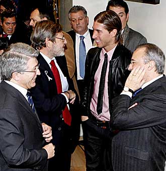 Cerezo conversa con Florentino Prez, Sergio Ramos y Lissavetzky.