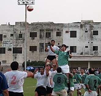 Imagen de una 'touche' durante un partido de rugby entre las selecciones de Irn y Pakistn