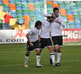 Los jugadores del Salamanca celebran un gol.