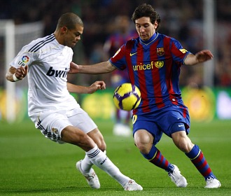 Leo Messi encara a Pepe durante el ltimo Bara-Madrid celebrado en el Camp Nou.