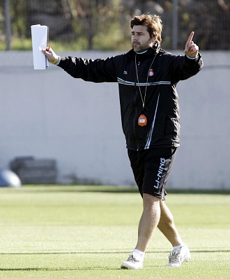 Mauricio Pochettino da instrucciones a sus jugadores durante un entrenamiento.