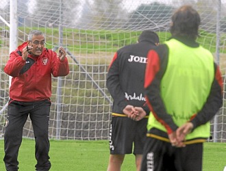 Gregorio Manzano, durante un entrenamiento del Sevilla.