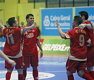 Los jugadores de ElPozo celebran un gol.