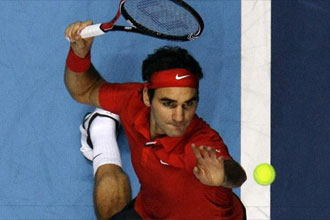 Federer saca durante un partido