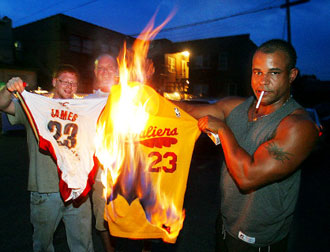 Aficionados de los Cavs quemando camisetas de LeBron