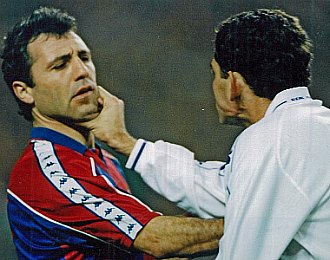 Una de las imágenes más habituales del Clásico en los noventa: Rifi rafe entre Fernando Hierro y Hristo Stoichkov.