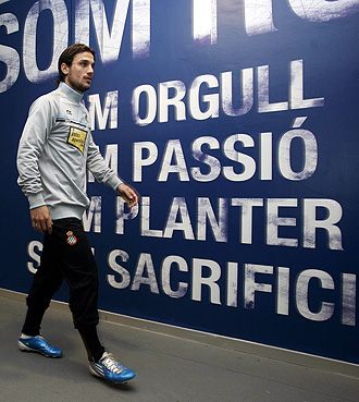 Osvaldo se dirige a los vestuarios tras un entrenamiento del Espanyol.