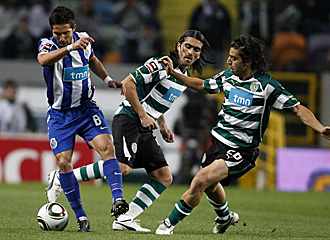 Joao Moutinho controlando el baln ante dos jugadores del Sporting.