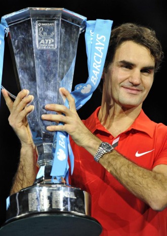 Roger Federer posa con el trofeo en Londres.