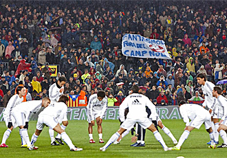 Los jugadores del Real Madrid durante el calentamiento previo al partido.