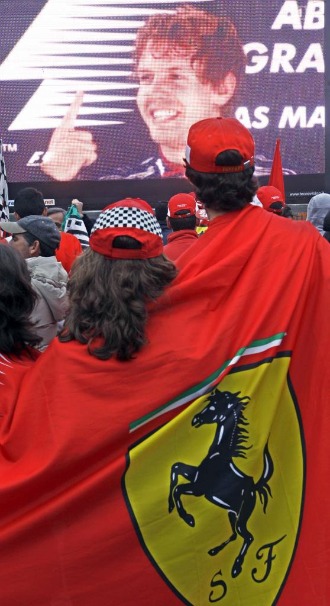 Aficionados de Ferrari siguen el triunfo de Vettel en Abu Dabi