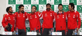 El equipo serbio de Copa Davis posa en rueda de prensa.