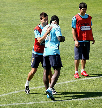 Torres bromea con Caicedo en un entrenamiento.