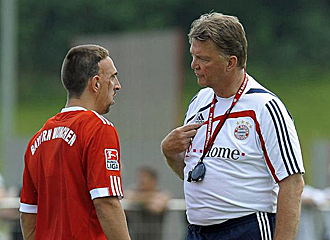 Ribery charla con Van Gaal durante un entrenamiento.