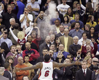 LeBron James con su tradicional ceremonia de los polvos mgicos