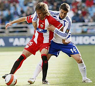 Corona protege el baln ante Gabi en un enfrentamiento entre el Almera y el Zaragoza.