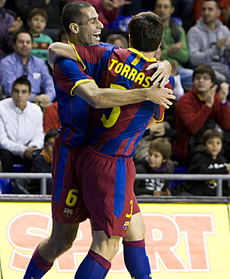 Los jugadores del Barcelona celebran uno de sus goles ante Lobelle