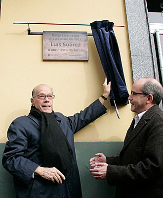 Luis Suárez descubre la placa conmemorativa