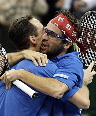 Michael Llodra y Arnaud Clement celebran el triunfo en el dobles de la final de la Davis