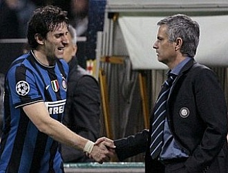 Milito estrecha la mano de Mourinho en su etapa en el Inter