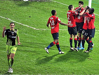 Los jugadores del Lille se abrazan tras la consecucin de uno de los goles