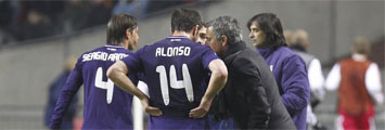Mourinho da instrucciones a Xabi Alonso en el partido ante el Ajax.
