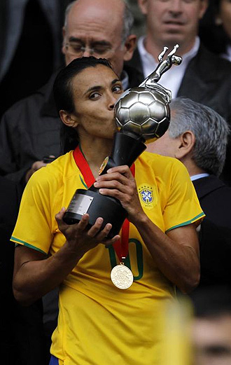 Marta, capitana de Brasil, levanta la recin conquistada Copa Sudamericana de ftbol femenino.