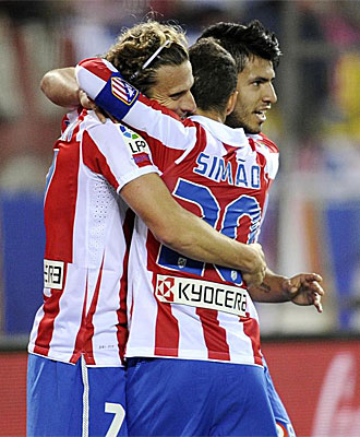 Forln, Simao y Agero se abrazan tras un gol del Atltico.