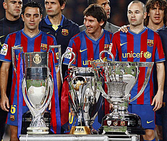 Xavi, Messi e Iniesta, con los ttulos del Bara en 2009.