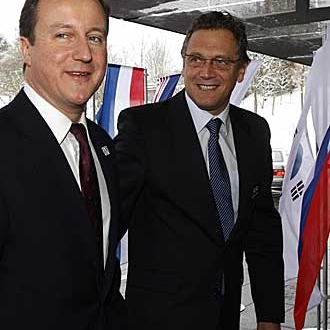 David Cameron y Jerome Valcke durante la eleccin de la sede para los Mundiales de 2018 y 2022.