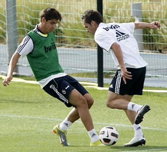 Moraata y Sarabia, durante un entrenamiento con el primer equipo esta temporada en Valdebebas.